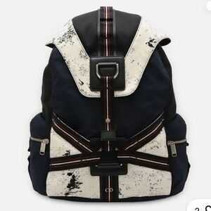 Dior Black navy and White Backpack 100% authentic 
Men and women can both use